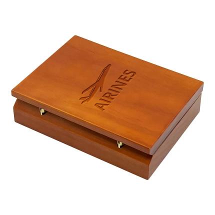 Caja de madera para naipes (Tama&#xF1;o de la tarjeta 58x88 mm en un Tuckbox)