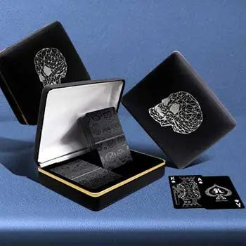 Elegante scatola rigida in pelle con carte da gioco scure scheletrate Calma x Semplice x Basso profilo